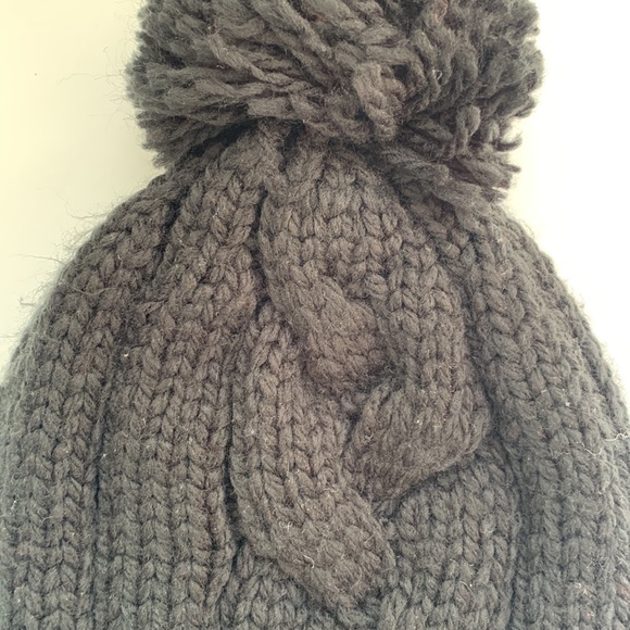 Cozy Cable Knit Black Hat w/Button Detail - Picture 3 of 4